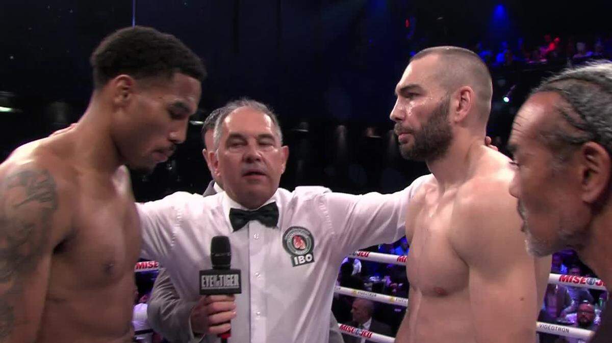 Con un potente golpe de su mano derecha, Osley Iglesias (izq.) dejó el jueves en la noche tendido en la lona y en convulsiones a su oponente Evgeny Shvedenko, en una velada de la promotora Eye of The Tiger con sede en el Casino Montreal.