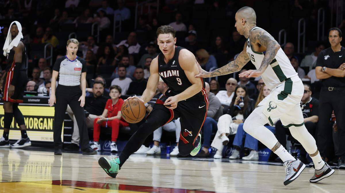 El jugador del Heat Pelle Larsson trata de pasar la marca de Kyle Kuzma, de los Bucks de Milwaukee, en el partido de la NBA celebrado el 12 de marzo de 2026 en Miami. . 