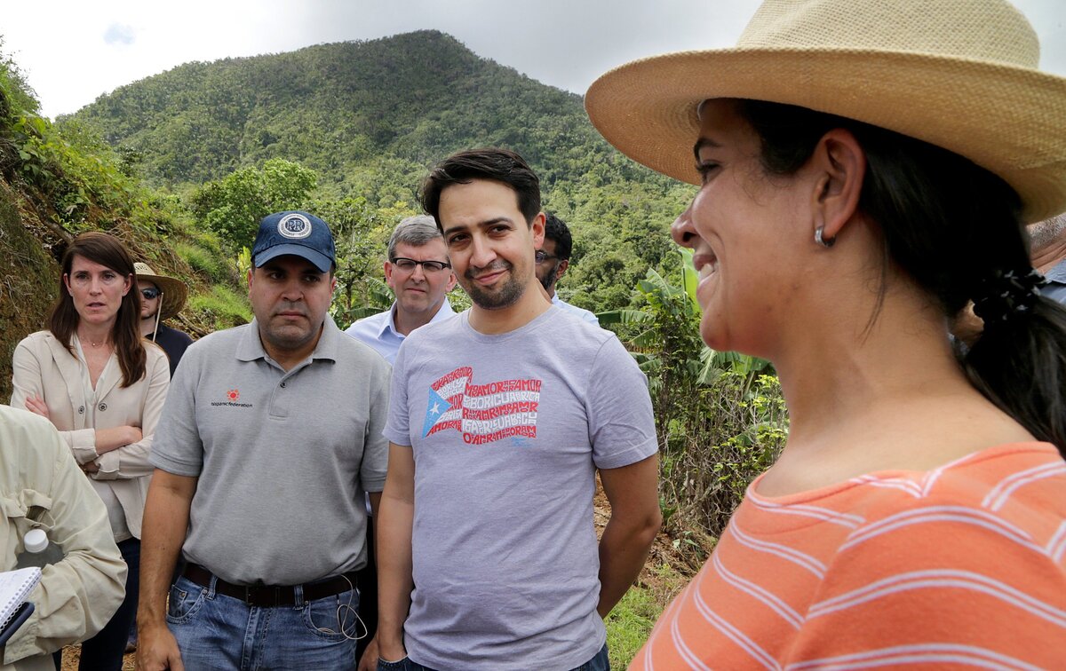 La cultivadora de café Vanessa Arroyo (der) con Lin-Manuel Miranda (centro) y José Calderón (izq), presidente de la Federación Hispana, durante un recorrido de granjas cafetaleras de Puerto Rico, parte de un esfuerzo de Nespresso, la  Rockefeller Foundation, Starbucks, la Federación Hispana y TechnoServe para apoyar el sector en la isla tras el paso del huracán María.