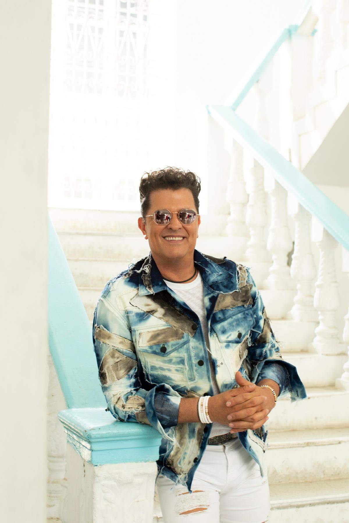 “Cumbiana II” contiene 14 temas, algunos difundidos antes del lanzamiento del disco completo, como la hermosa “Canción bonita”, donde Vives fue acompañado por Ricky Martin.