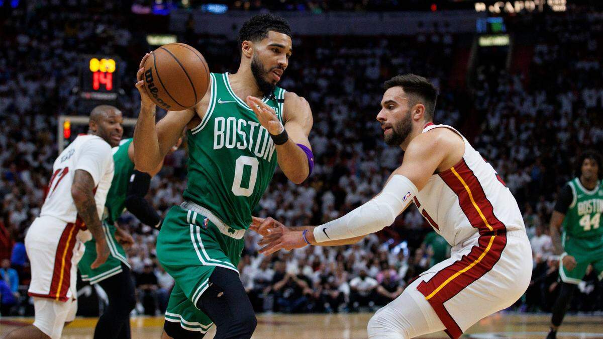 El jugador de los Celtics de Boston Jayson Tatum (izq.) entra al aro ante la marca de Max Strus, del Heat, en el Juego 7 de la Final del Este celebrado el 29 de mayo de 2022 en Miami.