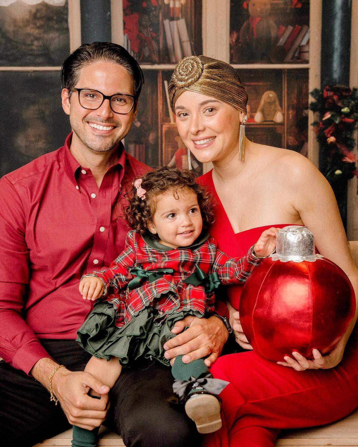 Daniel Corcega, compañero de Ana Vargas, junto la hija de ambos, Miranda.