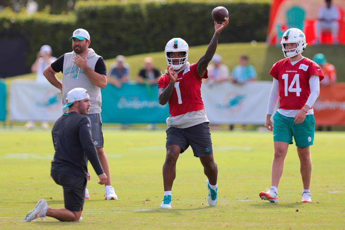 El quarterback Tua Tagovailoa (centro) afirmó que los Dolphins serán mejores de lo que se anticipa en la próxima campaña.