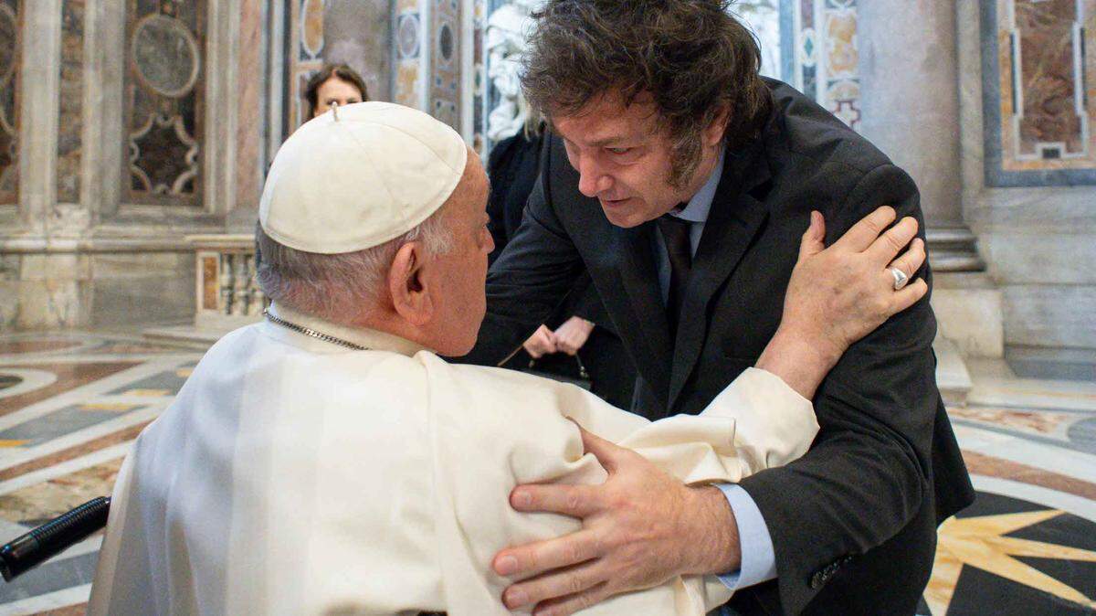 El papa Francisco y el presidente argentino Javier Milei se abrazan el domingo 11 de febrero de 2024, en la Ciudad del Vaticano.