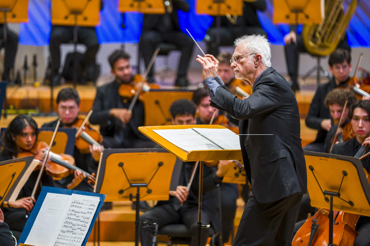 El compositor John Adams dirigió sus propias obras.