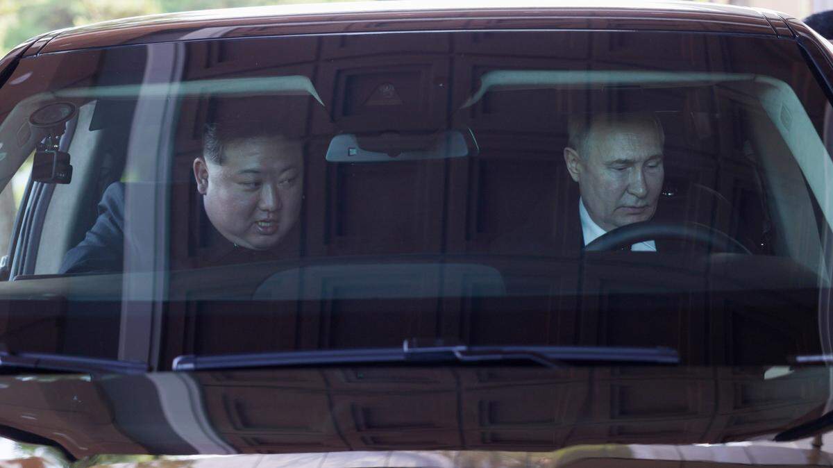 El líder norcoreano Kim Jong-un y el presidente ruso Vladimir Putin dan un paseo en un Aurus. Gavriil Grigorov el 19 de junio de 2024.