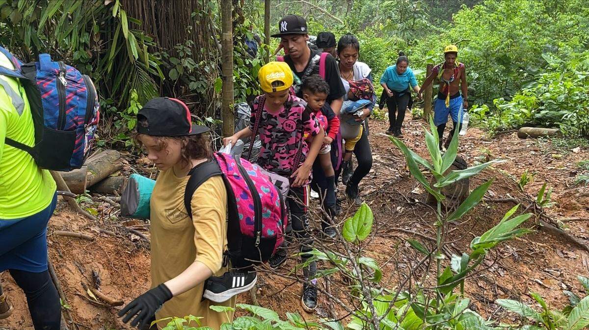Migrantes avanzan hacia la Selva del Darién
