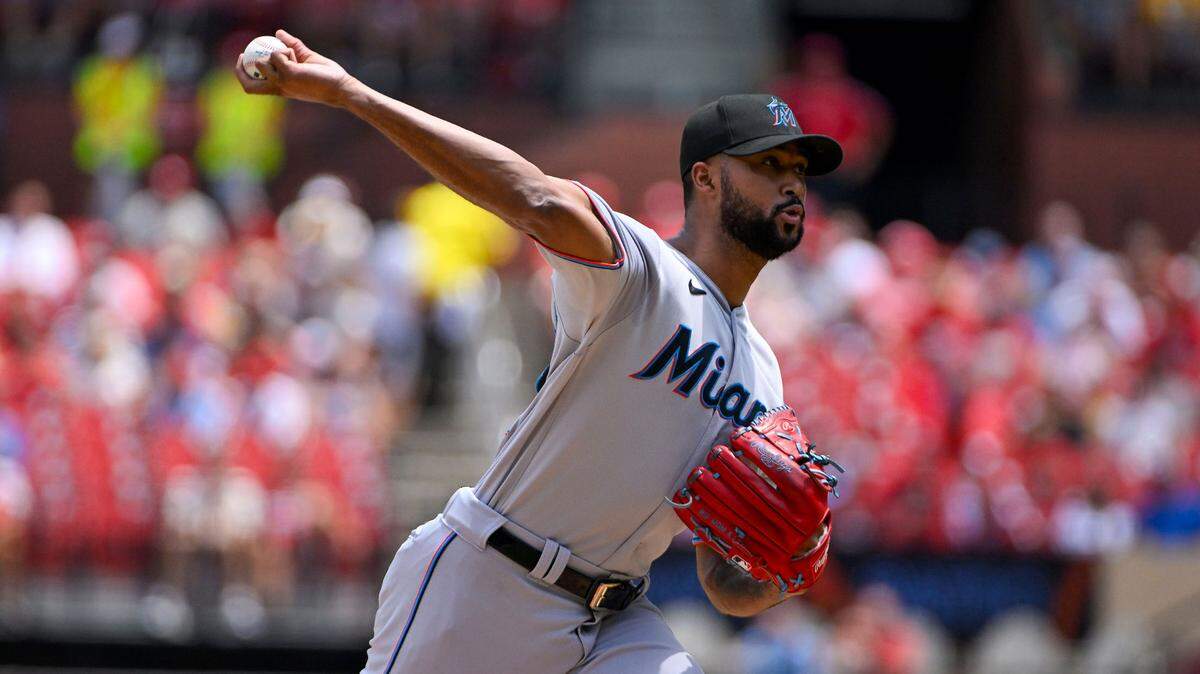 El abridor de los Marlins Sandy Alcántara lanza en el primer inning del partido ante los Cardenales, celebrado el 19 de julio de 2023 en San Luis.