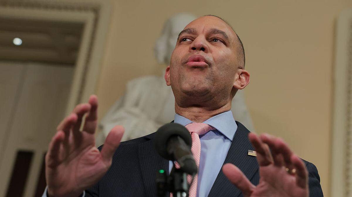El líder de la minoría de la Cámara de Representantes de Estados Unidos, Hakeem Jeffries (demócrata por Nueva York), durante una conferencia de prensa tras una votación sobre los subsidios de atención médica en el Capitolio de EEUU, el jueves 8 de enero de 2026 en Washington, DC. La Cámara de Representantes aprobó una ley para extender por tres años los subsidios de atención médica que habían expirado para quienes obtienen cobertura a través de la Ley de Cuidado de Salud Asequible (Obamacare). La legislación ahora pasará al Senado.