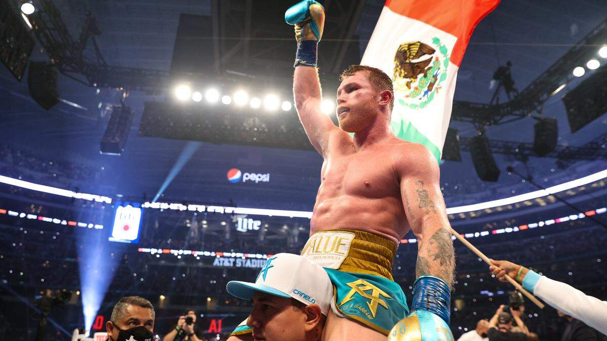 Saul “El Canelo” Alvarez (en brazos) tras su pelea de boxeo con Billy Joe Saunders, el 8 de mayo de 2021 en el AT&T Stadium en Arlington, Texas. Crédito: Ed Mulholland / Matchroom.