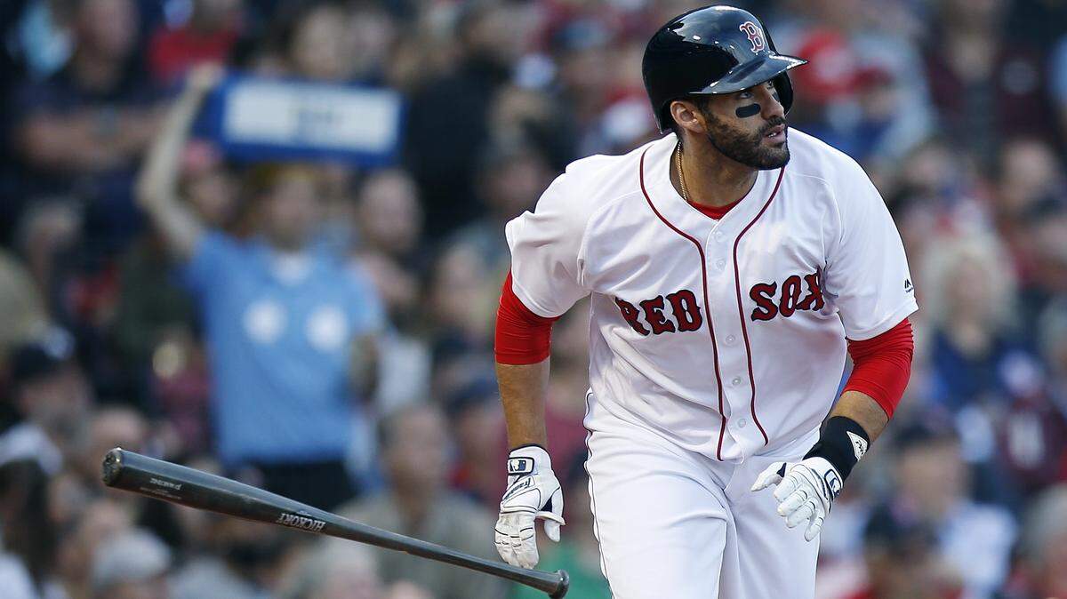 JD MARTINEZ contempla un cuadrangular contra los Yankees en Boston el 30 de septiembre.