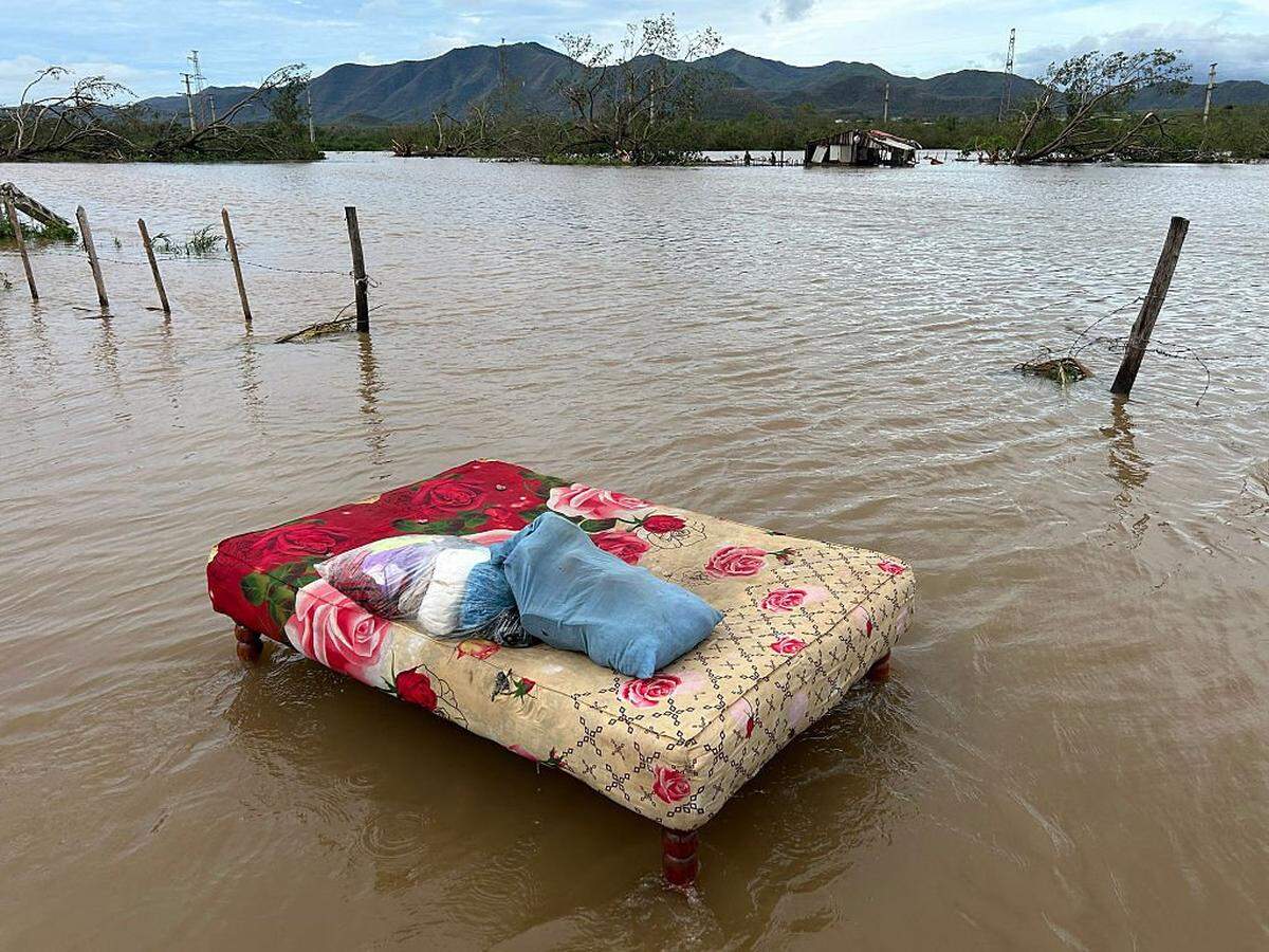 Una cama queda aislada tras las inundaciones provocadas por el paso del huracán Melissa por la localidad de San Miguel de Parada, provincia de Santiago de Cuba, el 29 de octubre de 2025. 
