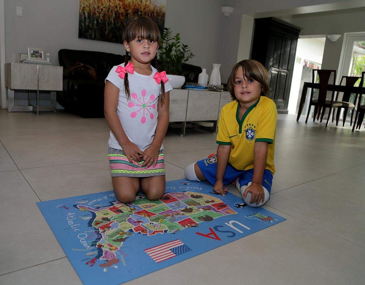 Carolina de 6 años y Lucas de 7 pasan un tiempo controlado con los videojuegos y la tv. En vez realizan otro tipo de actividades donde hay interacción.