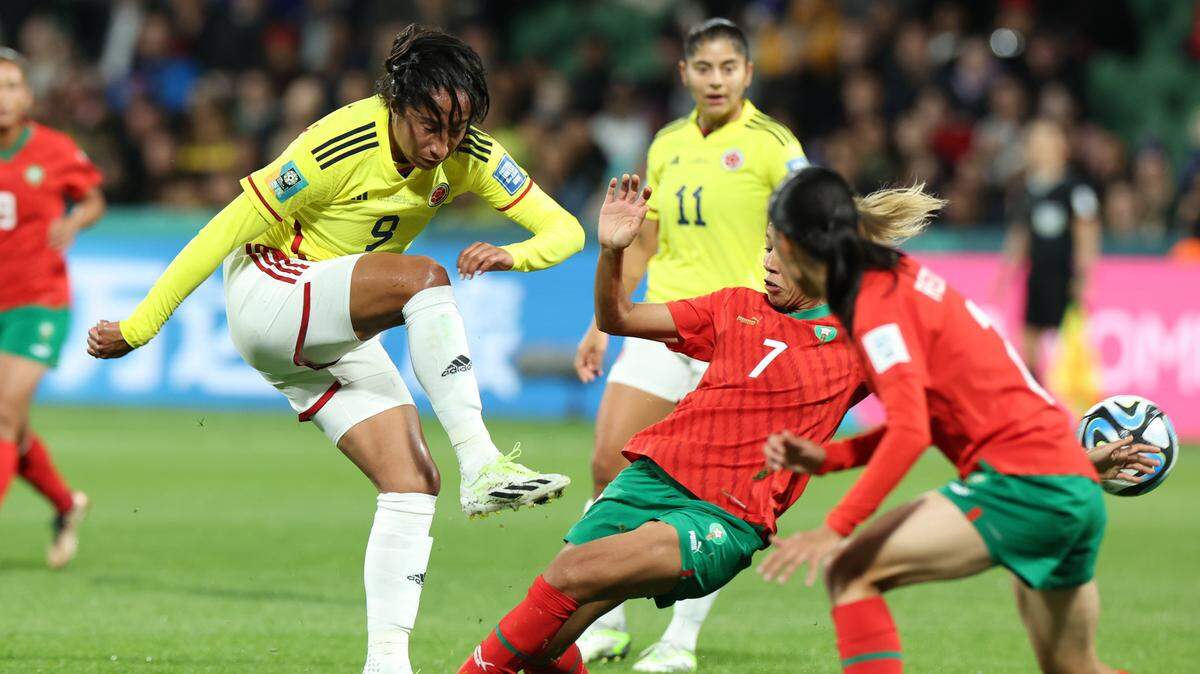 La jugadora de Colombia Mayra Ramírez (izq.) patea el balón ante la defensa de Marruecos en el partido de la Copa Mundial, celebrado el 3 de agosto de 2023 en Perth, Australia.