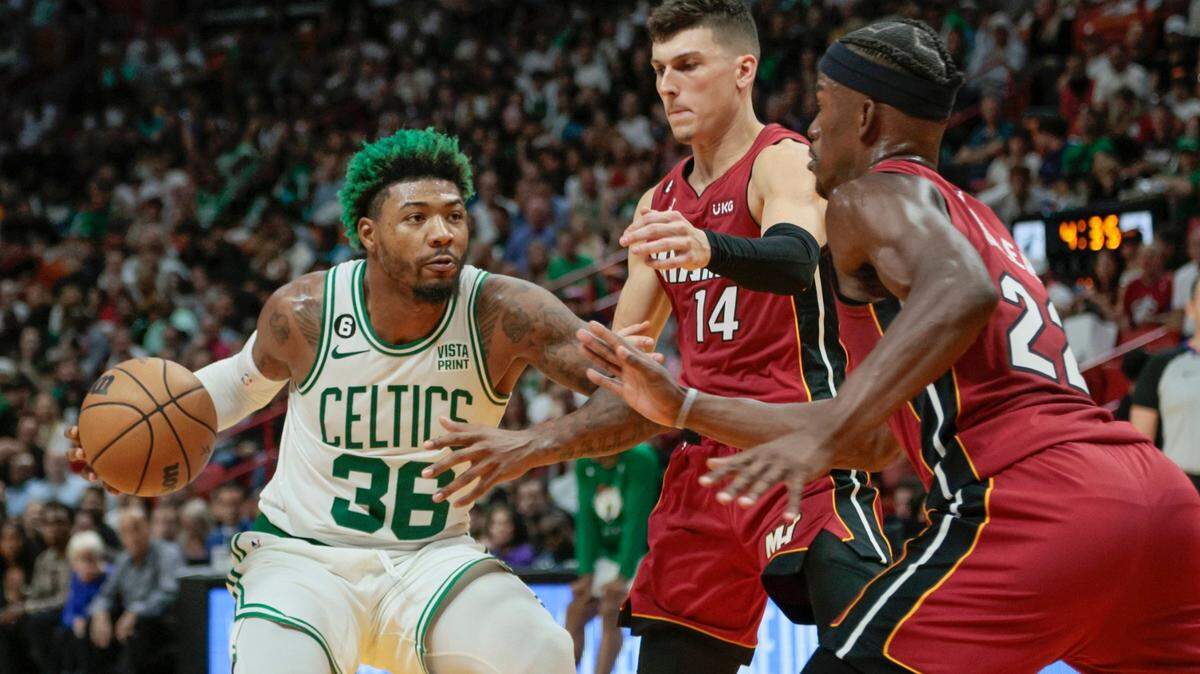El escolta de los Boston Celtics, Marcus Smart (36), se enfrenta al escolta de los Miami Heat, Tyler Herro (14) y al alero Jimmy Butler (22) en el último cuarto en el FTX Arena de Miami el viernes 21 de octubre de 2022.