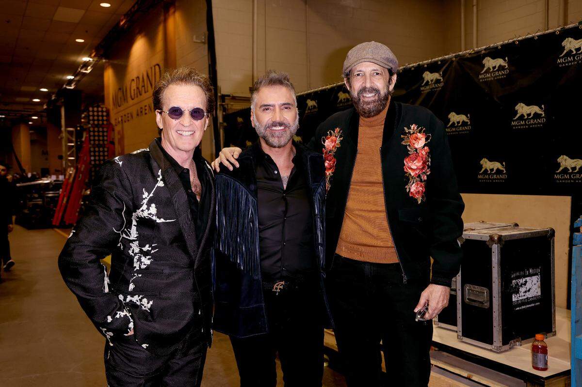Emmanuel, Alejandro Fernández y Juan Luis Guerra en el MGM Grand Garden Arena, el 18 de noviembre de 2021 en Las Vegas, Nevada, durante la entrega anual del Latin Grammy.