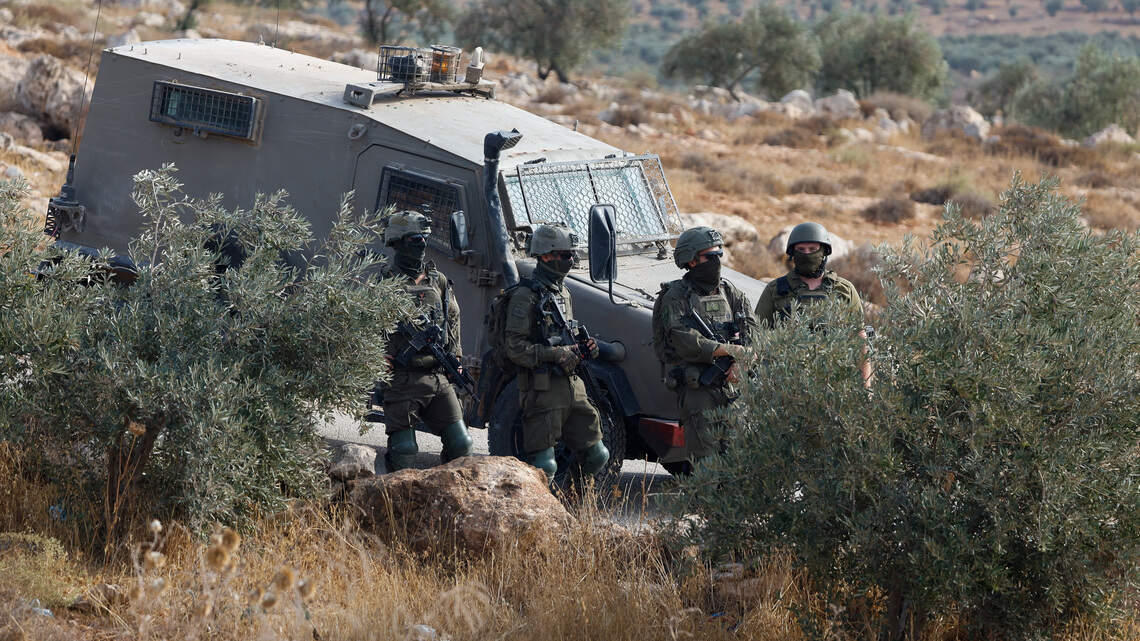 Más de 100 colonos asaltan e incendian aldea palestina y se enfrentan al Ejército israelí