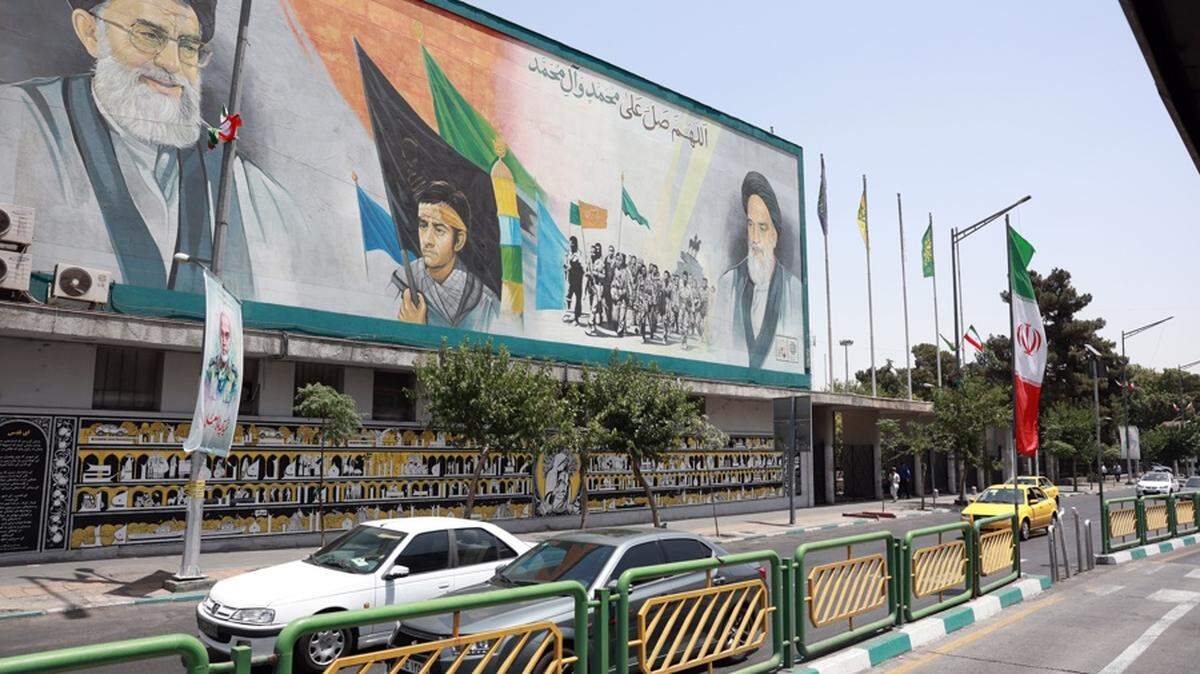 Vehículos circulan frente a un mural con los retratos del líder supremo de Irán, el ayatolá Alí Jamenei (arriba a la izquierda), y el fallecido líder supremo, el ayatolá Ruhollah Jomeini (arriba a la derecha), en Teherán, Irán, el 24 de junio de 2025. El ejército de Israel acusó el 24 de junio a Irán de violar el alto el fuego al lanzar misiles hacia el espacio aéreo israelí. El jefe del Estado Mayor de las Fuerzas Armadas de Irán, Abdolrahim Mousavi, negó haber disparado misiles contra Israel, según informaron medios estatales iraníes. (Teherán) EFE/EPA/ABEDIN TAHERKENAREH