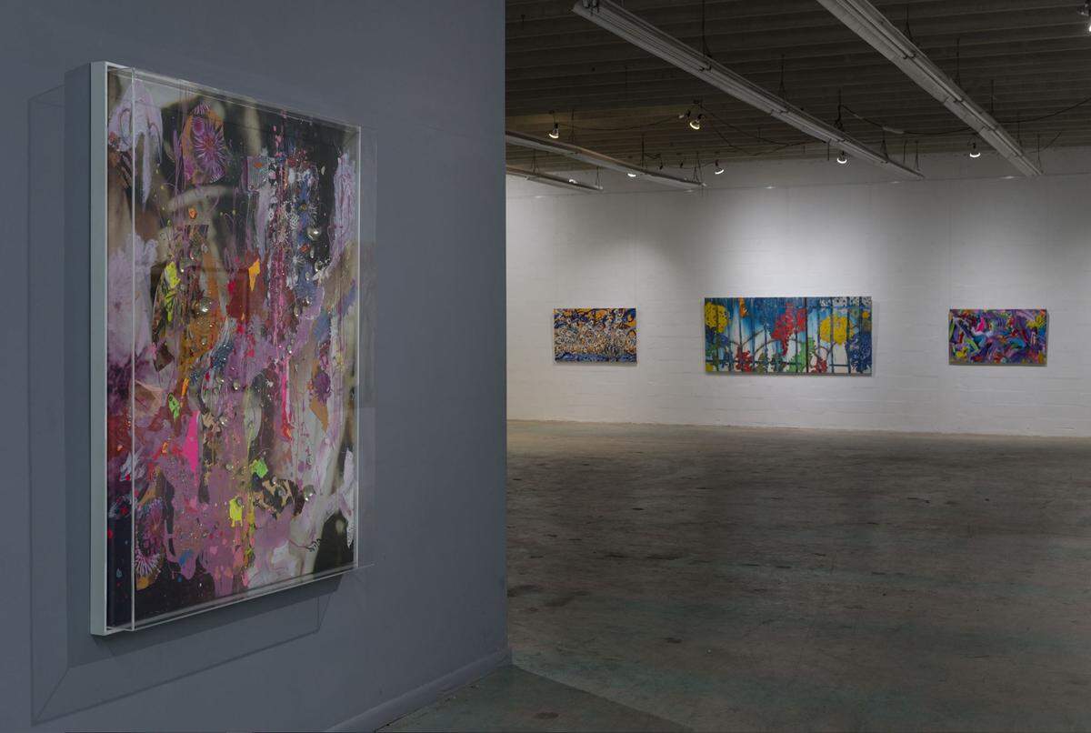 Al entrar a la galería lo primero que ve el visitante a la izquierda es la pieza de Carlos Betancourt “Landscape Re-Imagined”. 
