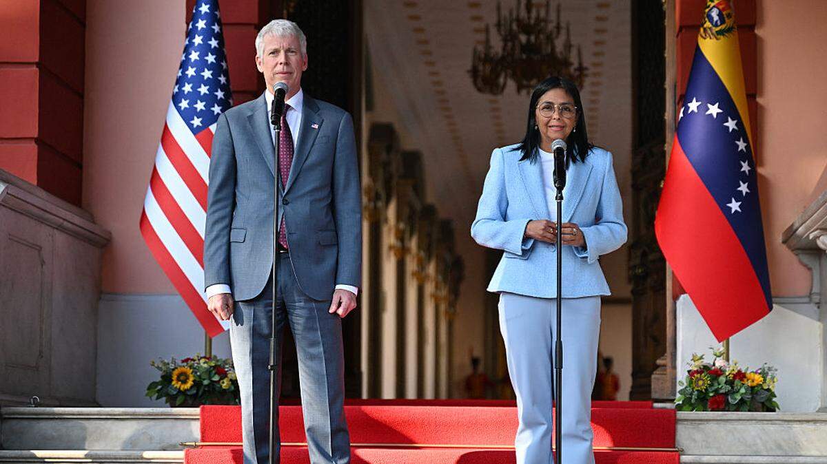 La presidenta interina de Venezuela, Delcy Rodríguez, habla junto al secretario de Energía de Estados Unidos, Chris Wright, durante una conferencia de prensa después de una reunión en el Palacio Presidencial de Miraflores en Caracas, el miércoles 11 de febrero de 2026.