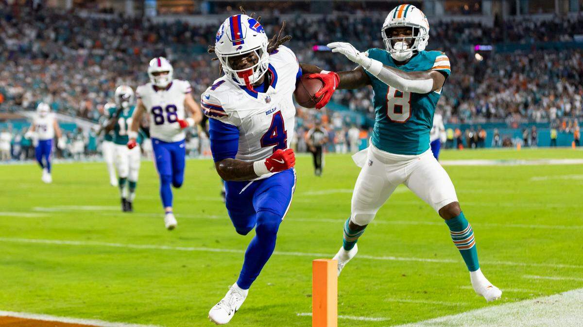 El running back de Buffalo Bills James Cook (4) anota un touchdown en la primera mitad del partido ante los Dolphins, celebrado el 12 de septiembre de 2024 en el Hard Rock Stadium en Miami Gardens, Florida.