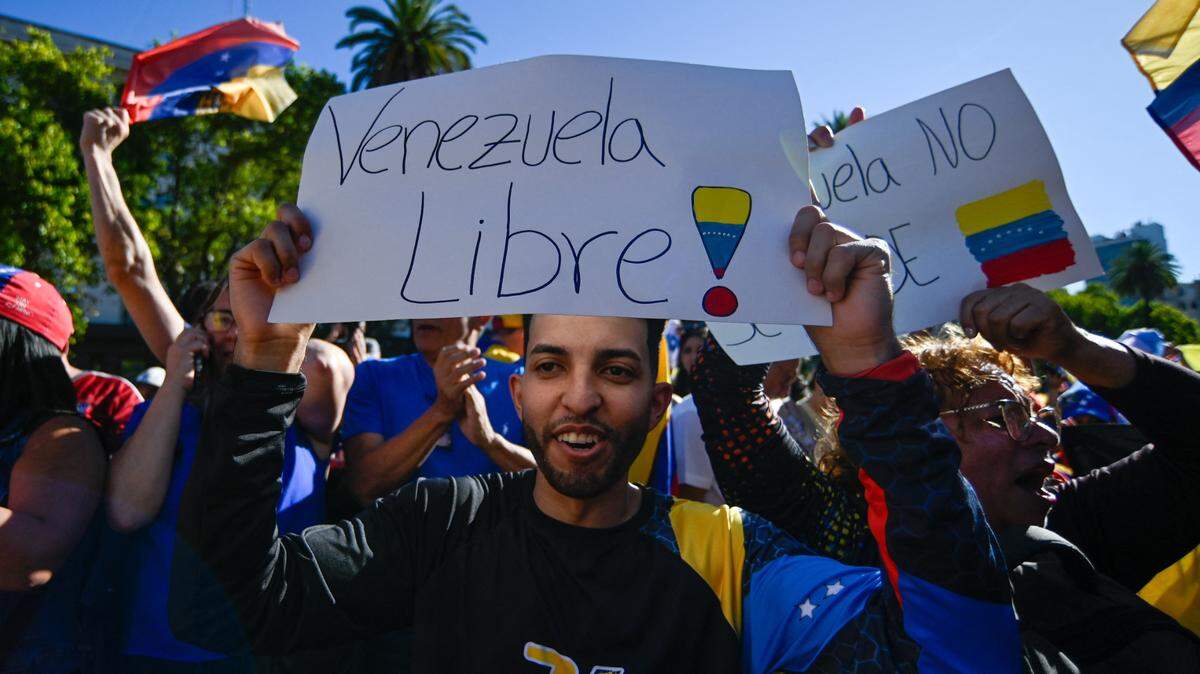 Miles de venezolanos protestan en contra del fraude electoral y en apoyo al líder Edmundo González, quien la oposición dice haber sido el ganador de las elecciones presidenciales de Venezuela del pasado julio, en la Plaza de Mayo de Buenos Aires, Argentina, el 9 de enero de 2025.