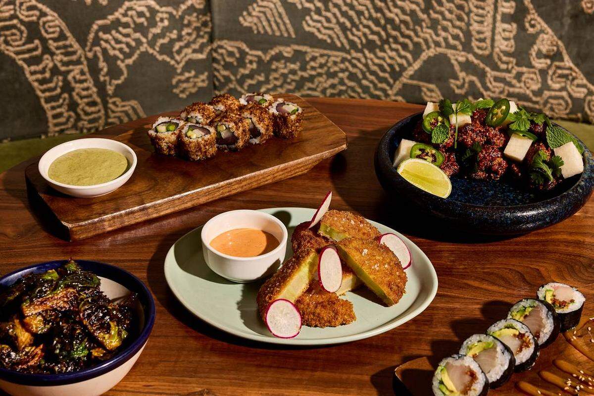Uchibā, traducido como “Uchi Bar” en japonés, es un concepto de bar de cócteles y restaurante de sushi inspirado en izakaya y obra del chef y propietario Tyson Cole, ganador del premio James Beard. Abrirá en el Mary Brickell Village en la primavera del 2026.
