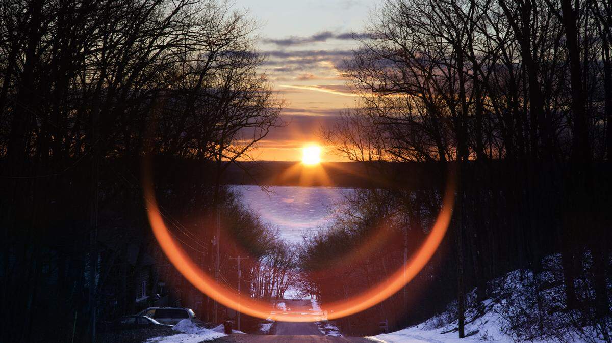 El equinoccio, cuando el día y la noche duran el mismo tiempo, significa el comienzo de la primavera 2024, época donde habrán eclipses de Sol y Luna. En la foto, la puesta de sol durante un equinoccio en Higgins Lake, Michigan.
