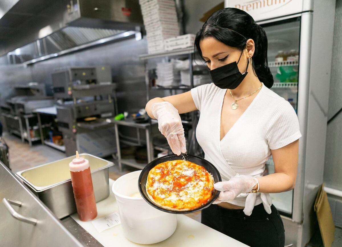Dayanna Bauzá prepara una pizza de pepperoni en el nuevo local de Cono Pizza en Kendall.