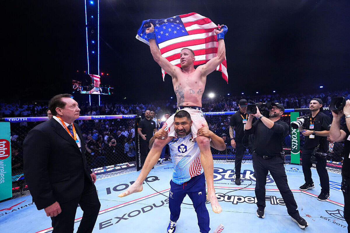 Justin Gaethje celebra su épica victoria sobre Ilia Topuria, en la pelea estelar de la cartelera de la UFC efectuada el domingo en la Casa Blanca, Washington, DC.