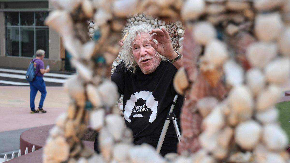 Roger Abramson, de 91 años, creó una menorá y un dreidel con conchas marinas que se exhibían cada año en Lincoln Road durante Hanukkah. Es probable que la menorá tenga que ser reconstruida por completo tras haber sufrido daños durante su almacenamiento.