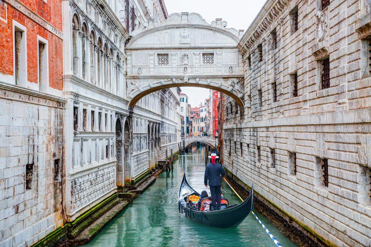 Una góndola navega en el canal hacia el Puente de los Suspiros. Venecia está considerada por muchos como uno de los lugares más románticos del mundo.
