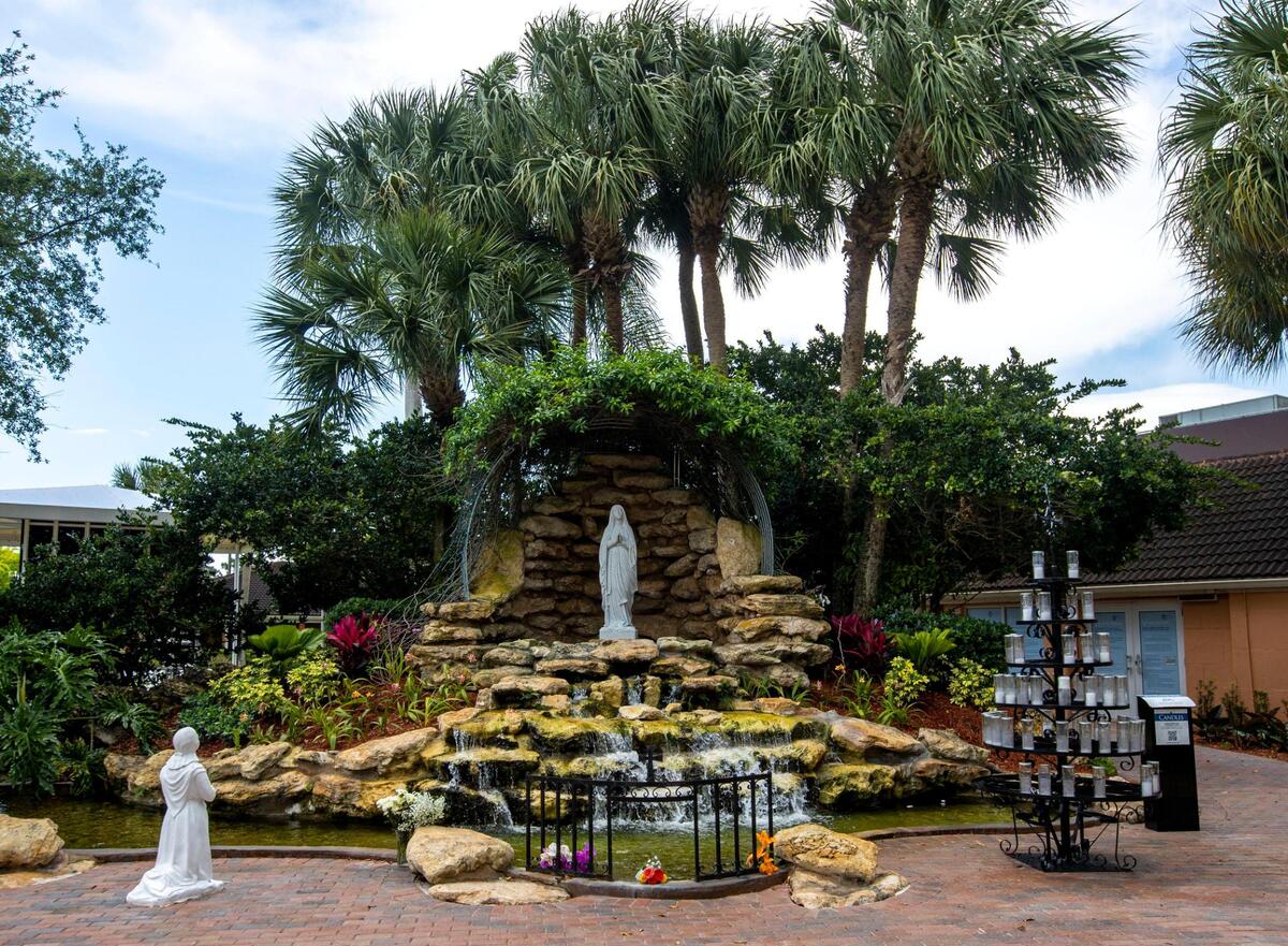 Una réplica de la gruta con Santa Bernardita presenciando a la Virgen María fuera de la iglesia católica Our Lady of Lourdes en Miami, Florida, el lunes 4 de abril de 2022.