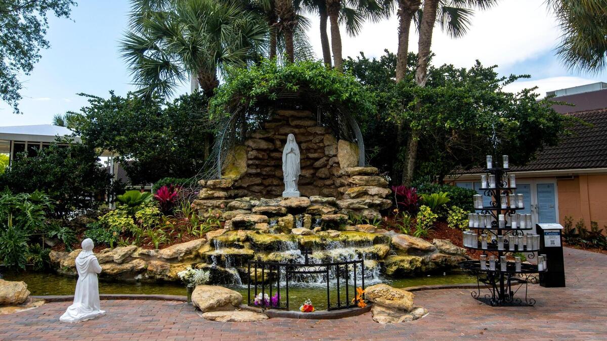 Una réplica de la gruta con Santa Bernardita presenciando a la Virgen María fuera de la iglesia católica Our Lady of Lourdes en Miami, Florida, el lunes 4 de abril de 2022.