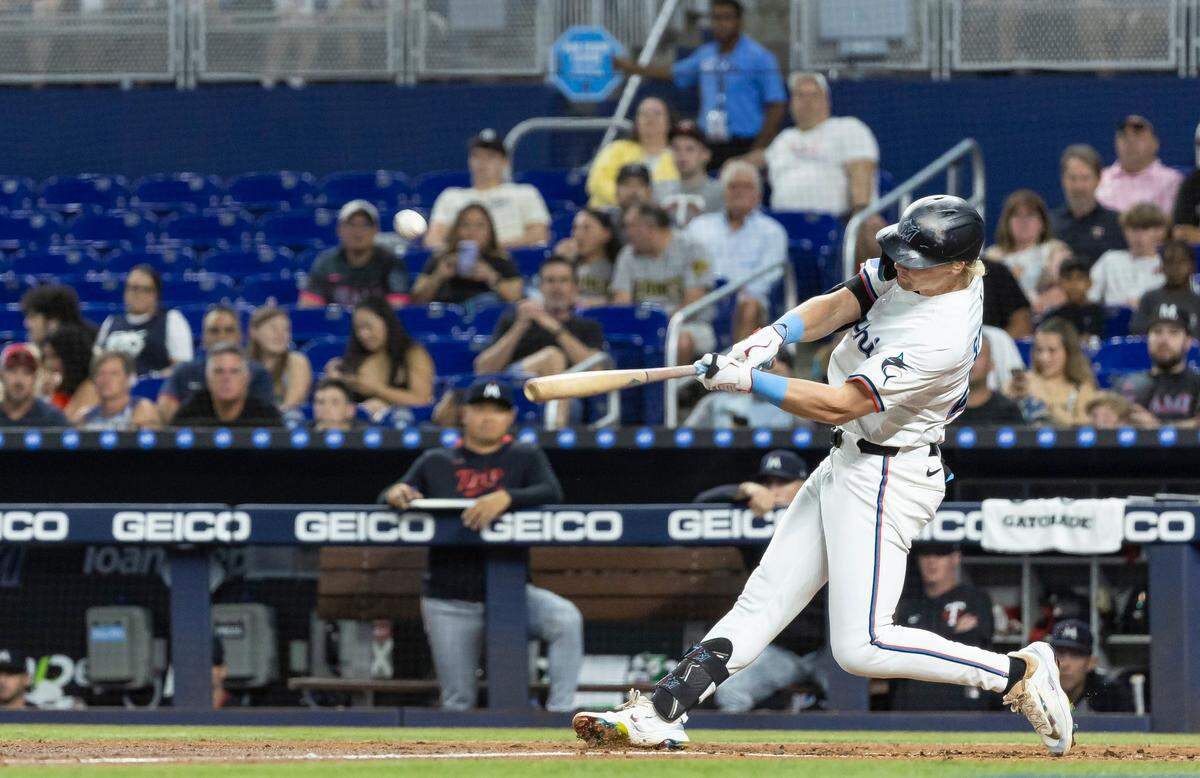 El jardinero de los Marlins Kyle Stowers batea un jonrón en el segundo inning del partido ante los Mellizos de Minnesota, celebrado el 2 de julio de 2025 en Miami.