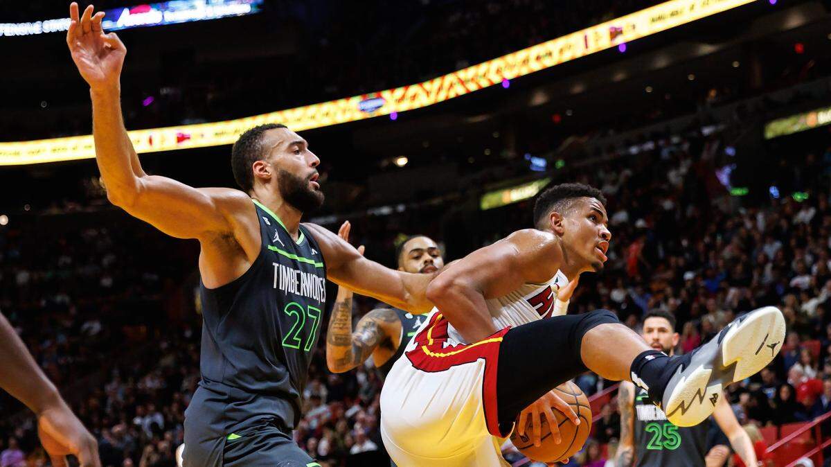 El centro del Heat Orlando Robinson (der.) toma un rebote ante la marca de Rudy Gobert (27), de los Timberwolves de Minnesota, en el partido celebrado el 26 de diciembre de 2022 en Miami.