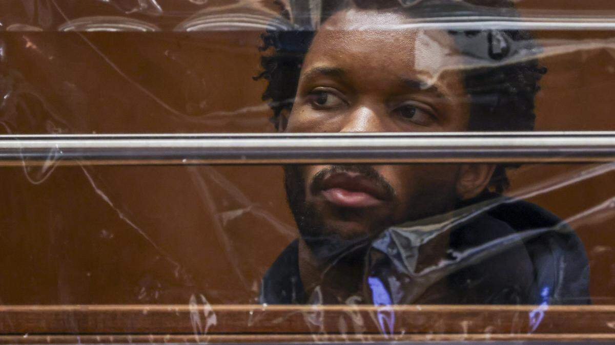 D4vd observa durante su comparecencia judicial por el asesinato de Celeste Rivas Hernández en el Centro de Justicia Penal Clara Shortridge Foltz el 20 de abril de 2026 en Los Angeles, California.