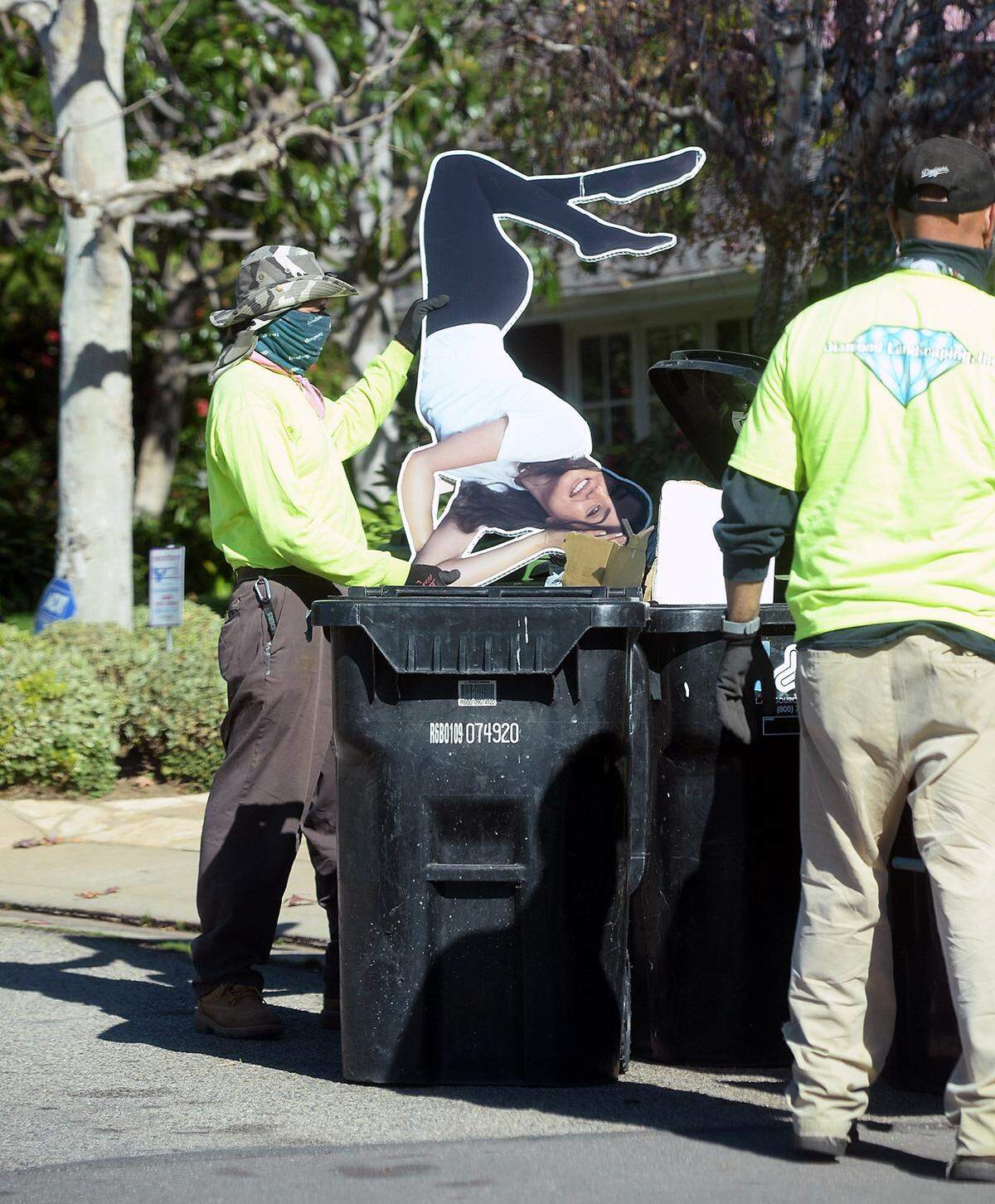 Una imagen de tamaño real de Ana de Armas es arrojada a la basura fuera de la casa de Ben Affleck en Los Ángeles.