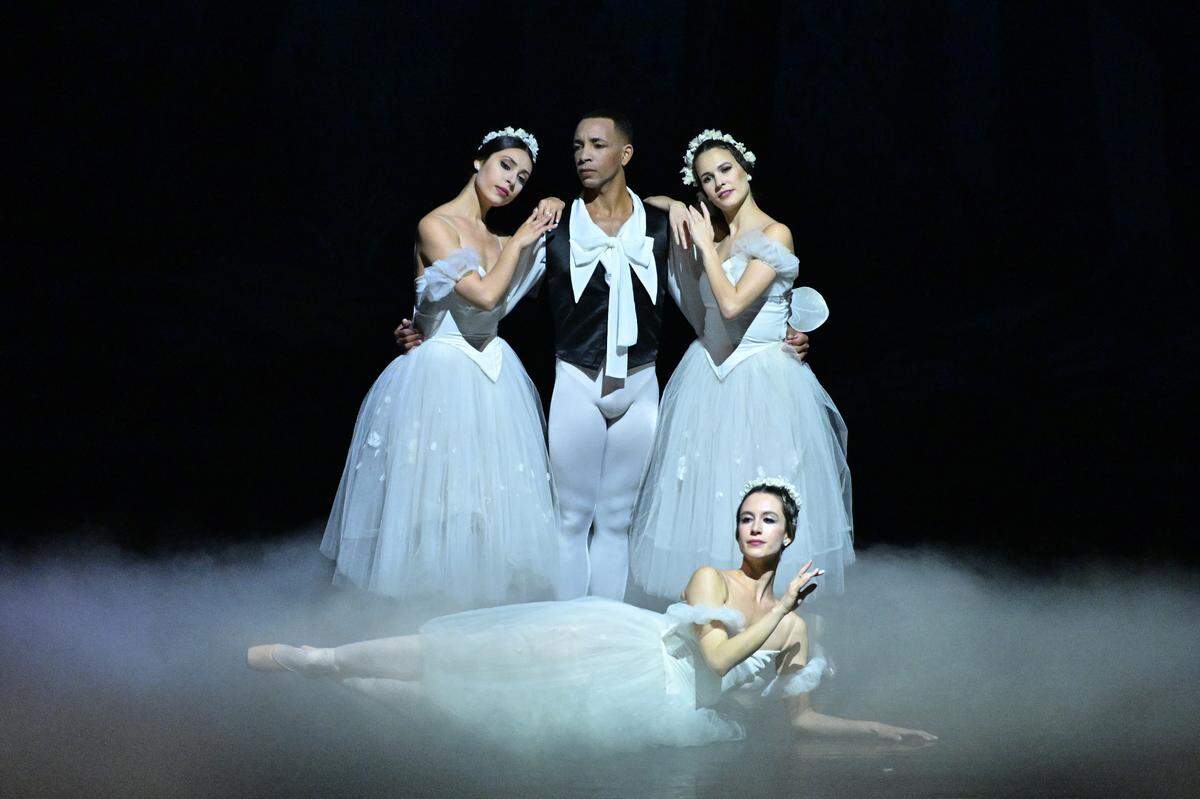 Astrid Arbello, Ihosvany Rodríguez, Mayrel Martínez y Natalie Álvarez (en el piso) en “Les Sylphides”.