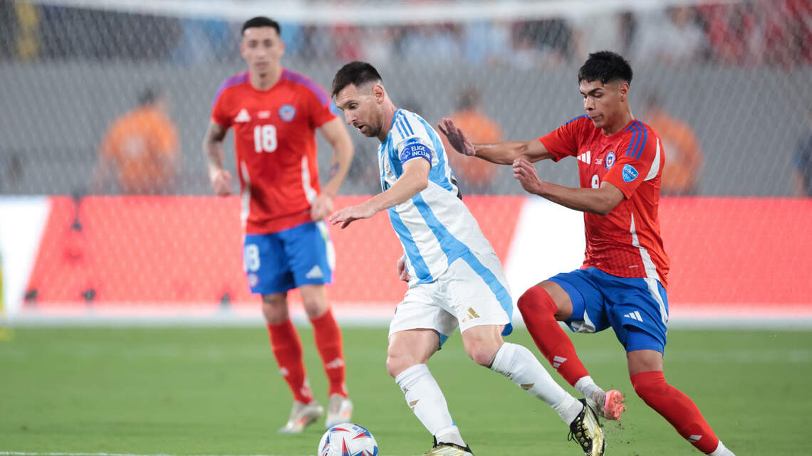 Argentina sufre para vencer a Chile y se convierte en el primer clasificado a cuartos de final de la Copa América