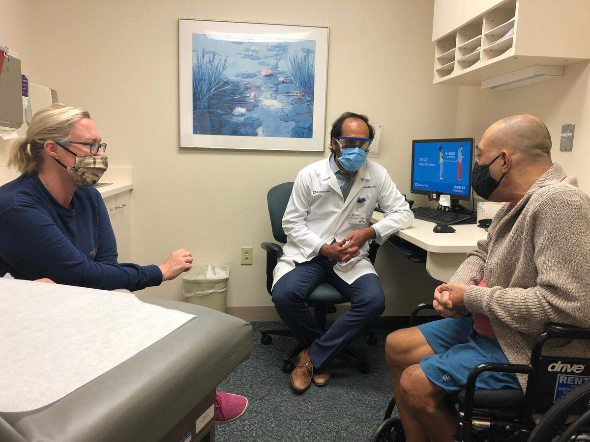 El Dr. Jaime Hernández-Montfort, director de investigación cardiovascular de Cleveland Clinic Florida en Weston, habla con sus pacientes.