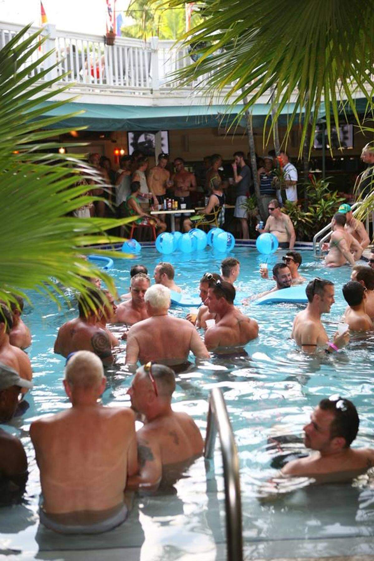 El Tropical Heat Festival, del 11 al 15 de agosto, para hombres en Key West con todo tipo de fiestas temáticas, en la piscina y de entretenimiento para adultos.