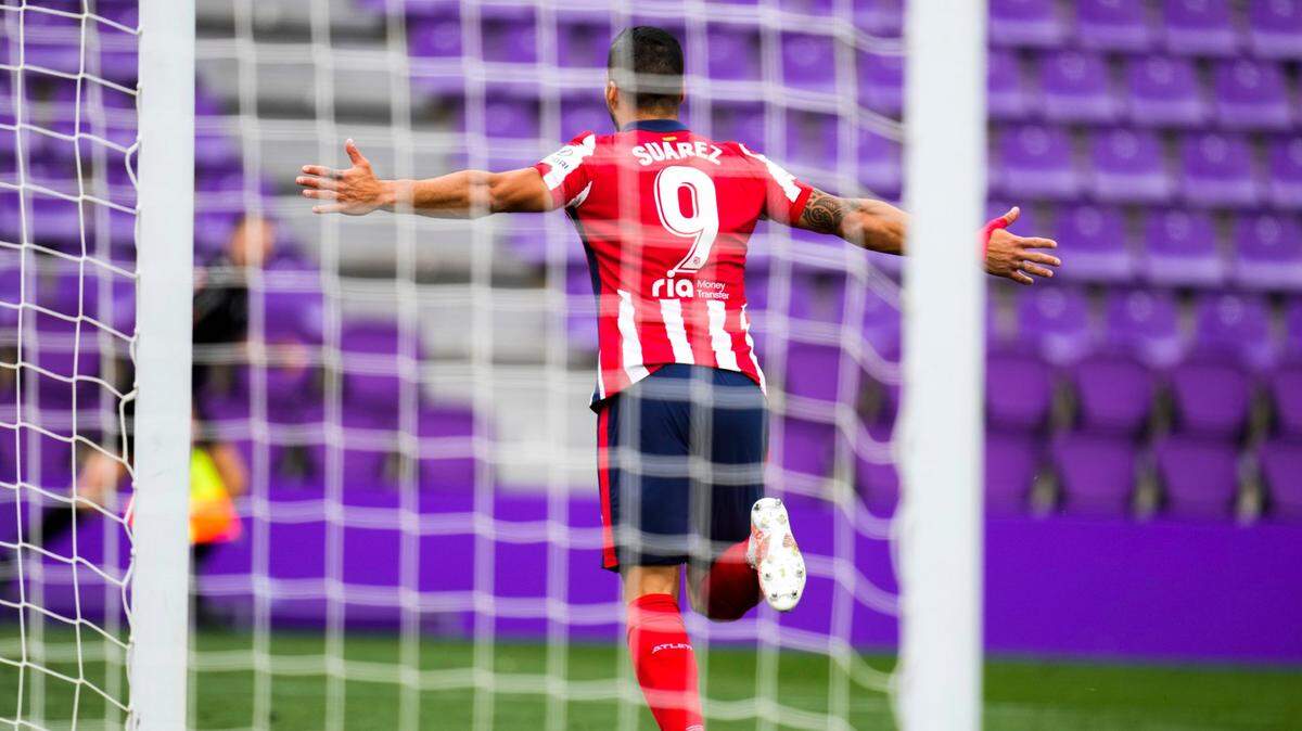 Luis Suárez del Atlético de Madrid celebra después de anotar el segundo gol de su equipo durante el partido de fútbol de la Liga española entre Atlético de Madrid y Valladolid en el estadio José Zorrilla en Valladolid, España, el sábado 22 de mayo de 2021.