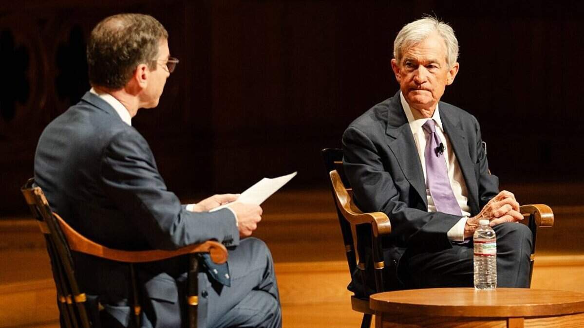 El profesor de la Universidad de Harvard, David Laibson, modera una conversación con el presidente de la Reserva Federal, Jerome Powell, durante una clase de Principios de Economía en la Universidad de Harvard, el 30 de marzo de 2026 en Cambridge, Massachusetts.