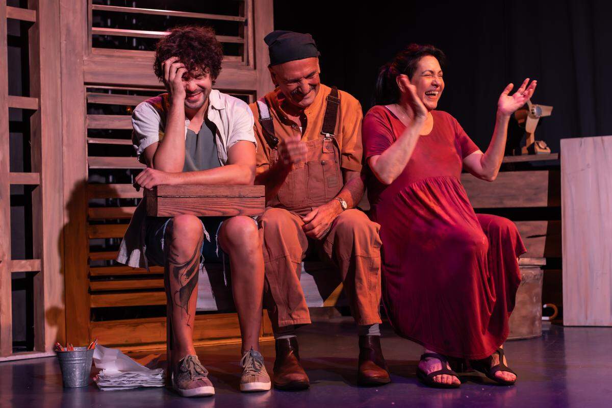 Héctor Medina (a la izquierda) es Pucho, Gilberto Reyes como Celestino, y Beatriz Valdés en el papel de Dulce, en esta producción de “Manteca”, la obra de Alberto Pedro estrenada en La Habana en 1996. 