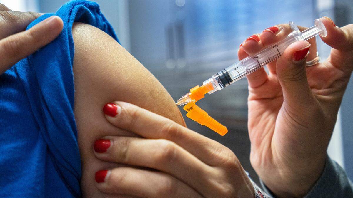 Una persona recibe la vacuna contra el tétanos, polio y hepatitis B, el 3 de febrero de 2025, en Indianapolis.