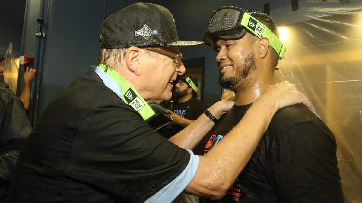 El propietario de los Marlins, Bruce Sherman (izquierda), y el segunda base Luis Arráez celebran en el vestuario después de derrotar a los Piratas en Pittsburgh para asegurar un puesto en los playoffs.