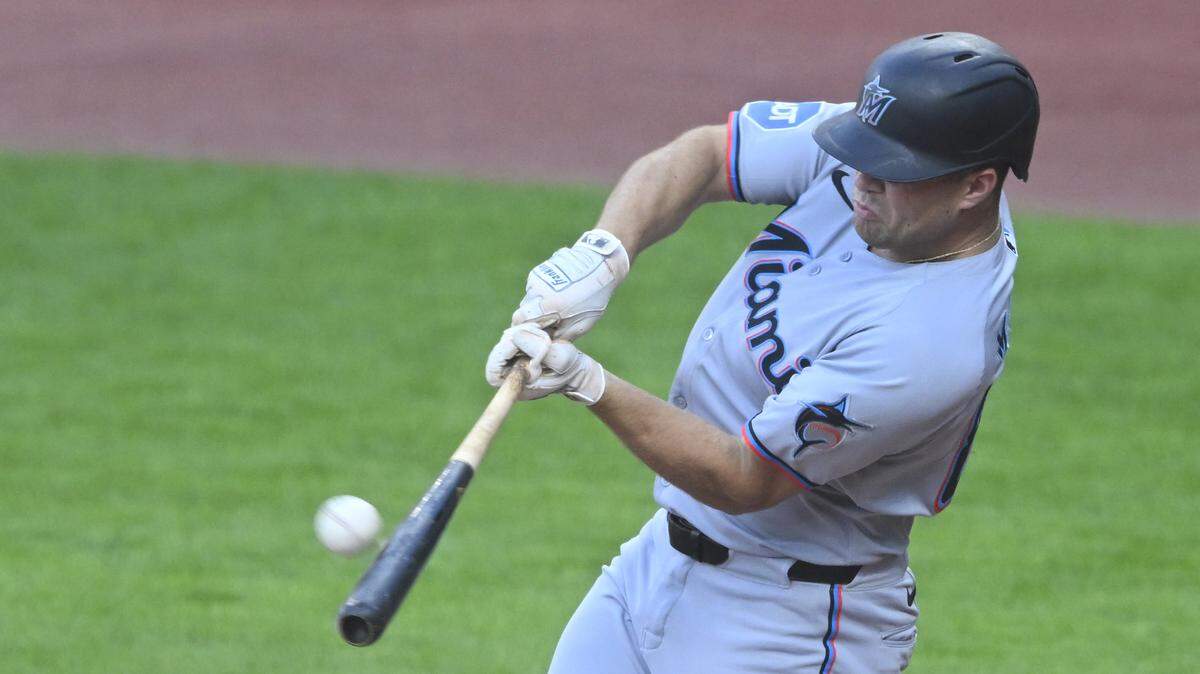 Jakob Marsee disparó dos jonrones, un doble y remolcó siete carreras para encabezar una contundente ofensiva de los Marlins que derrotaron 13-4 a los Guardianes, el miércoles en Cleveland.