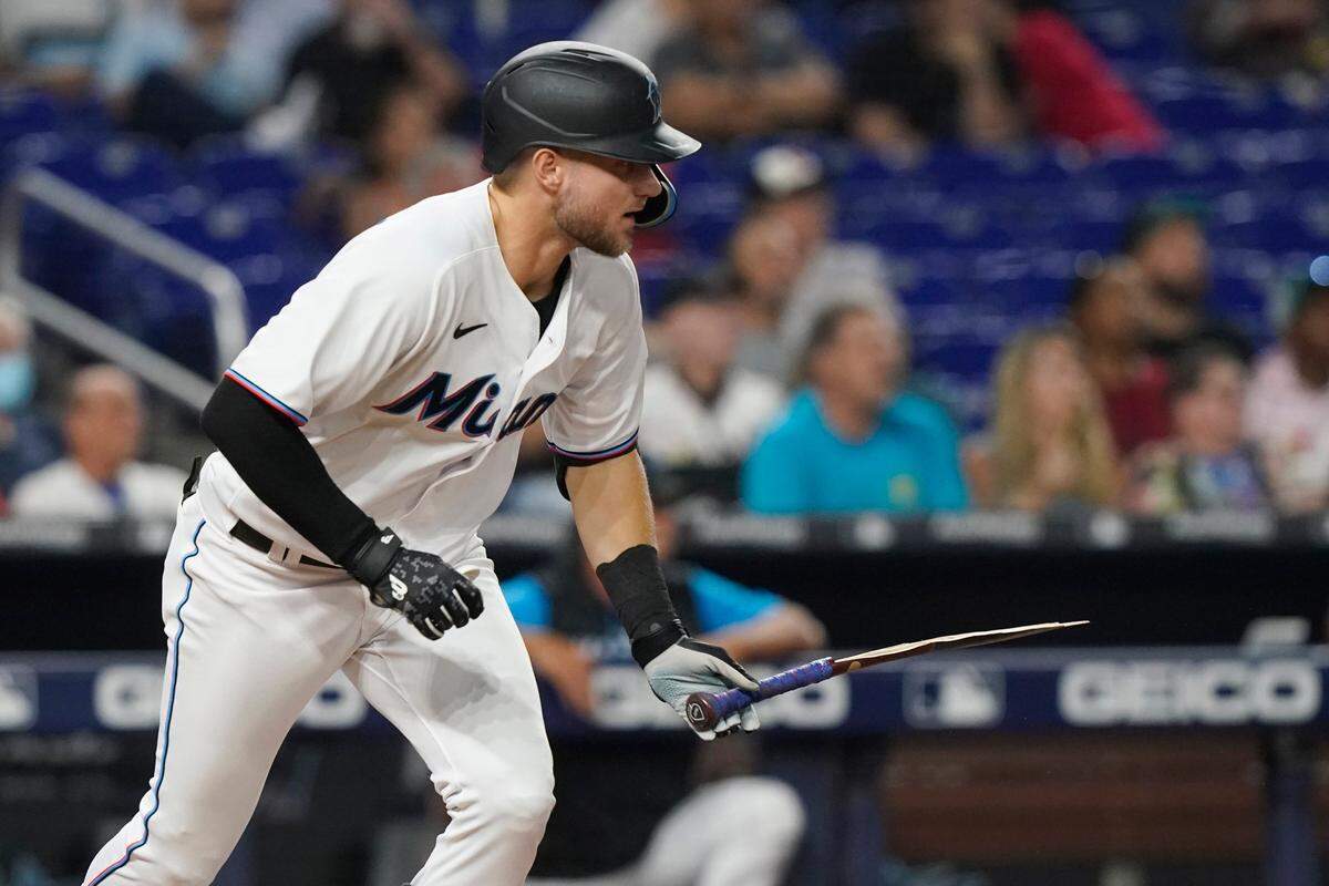 El segunda base de los Marlins Charles Leblanc parte el bate en el sexto inning del partido ante los Dodgers de Los Angeles, celebrado el 29 de agosto de 2022 en Miami.