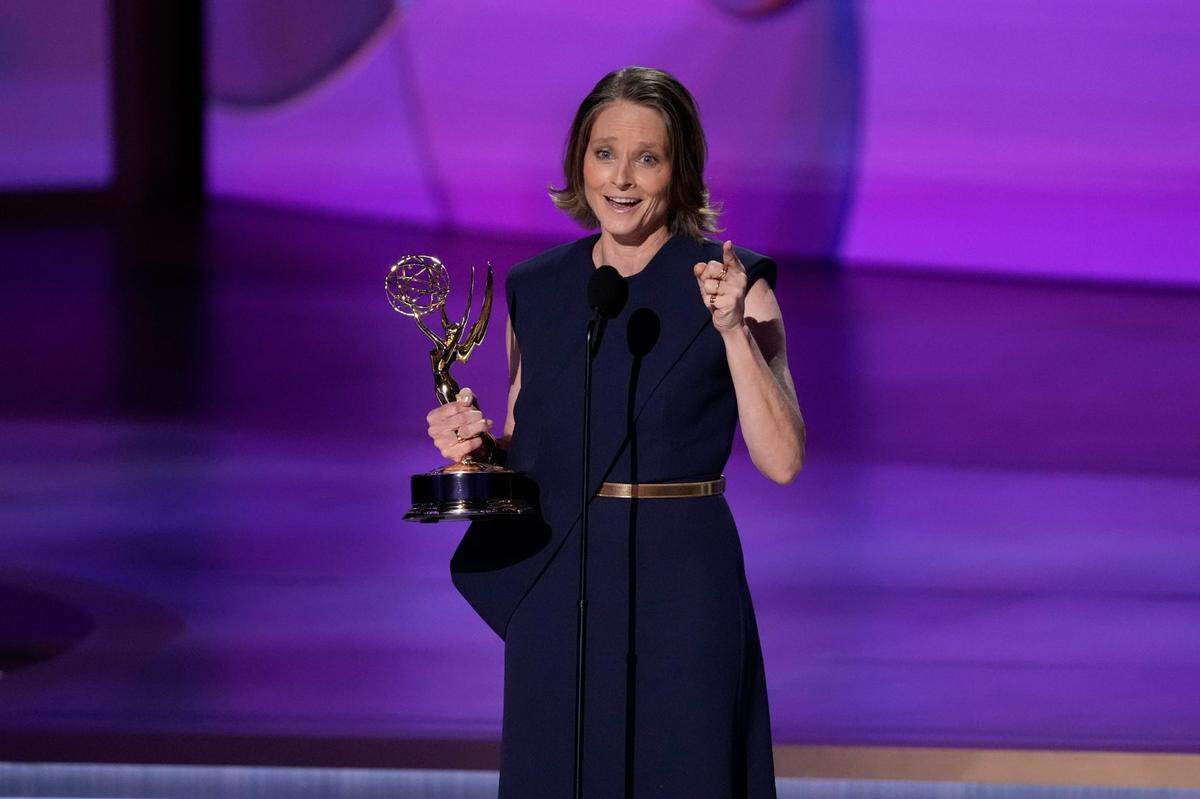Jodie Foster acepta el premio a la mejor actriz principal en una serie limitada o antológica o película por su papel en ‘True Detective: Night Country’ en los 76.os Premios Emmy en el Peacock Theatre el domingo 15 de septiembre de 2024 en Los Ángeles.